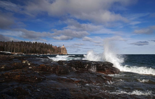 Blue sky and waves hitting the rocks at Split Rock Lighthouse State Park