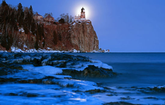Full moon rising behind Split Rock Lighthouse on New Year's Day | Split Rock Lighthouse State Park